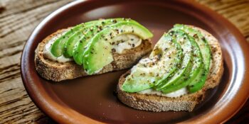 Bruschetta com pão de centeio, molho de iogurte e abacate