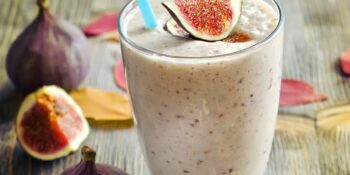 Vitamina de iogurte, castanha de caju e figo