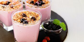 Vitamina de mirtilo e avelãs