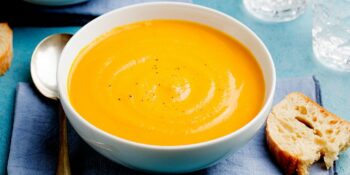 Sopa de batata doce e cenoura
