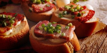 Bruschetta de bacon e queijo