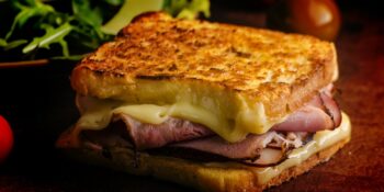 Sanduíche de queijo e rosbife