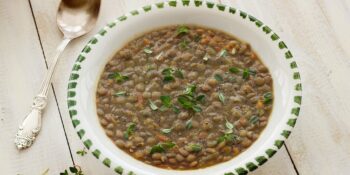 Sopa de lentilha com tomilho