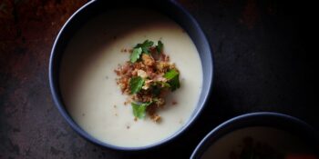 Sopa de couve-flor com bacon e salsinha