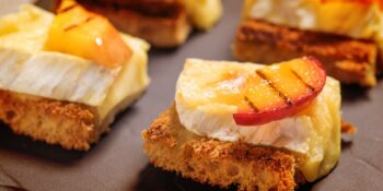 Aperitivos de pão, camembert e nectarina