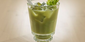 Suco detox de pepino, limão, castanha de caju e aipo