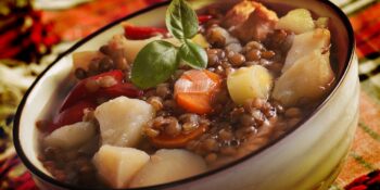 Sopa de lentilhas com pimentão, batata e cenoura