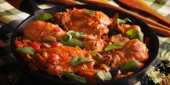 Frango ensopado com molho de tomate fresco