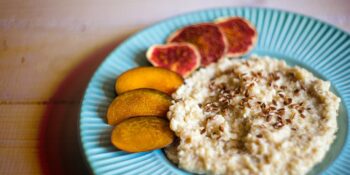 Mingau de aveia com figos e ameixa