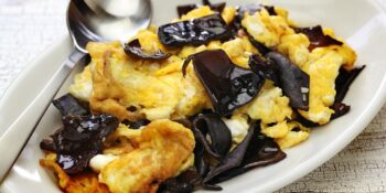 Ovos mexidos com cogumelo orelha-de-pau