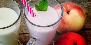 Vitamina de iogurte, maçã e pêssego