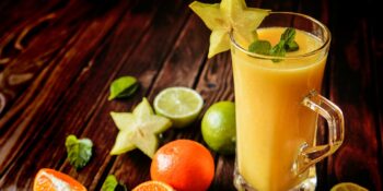Suco de carambola com tangerina e limão