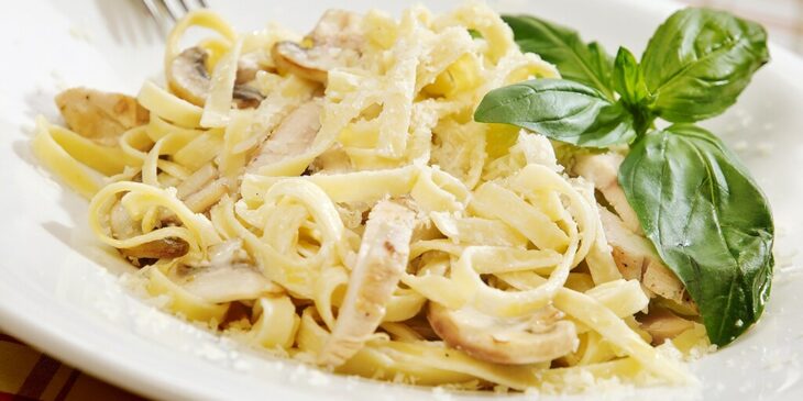 Fettuccine ao molho branco com frango