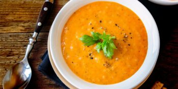 Sopa de abóbora com milho