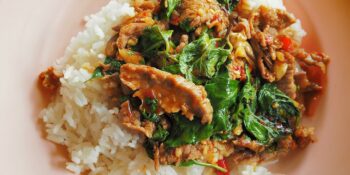 Carne de porco ensopada com manjericão