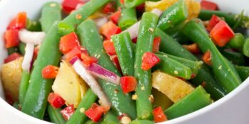 Salada de batata, vagem, tomate e cebola