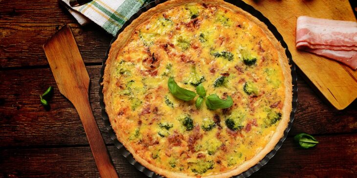 Quiche de brócolis e manjericão