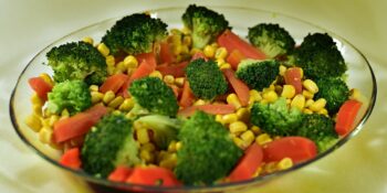 Salada de brócolis, cenoura e milho