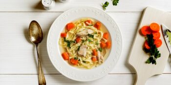Sopa de frango, macarrão e cenoura