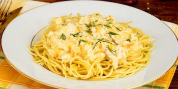 Espaguete ao molho branco com salmão