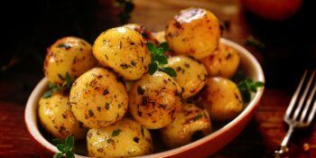 Batatas temperadas assadas