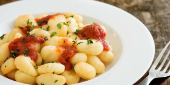 Nhoque com molho de tomate fresco