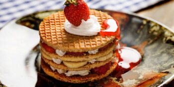 Waffle de morango, geleia e sorvete