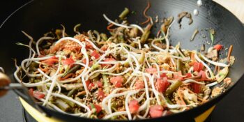 Broto de feijão refogado com tomate