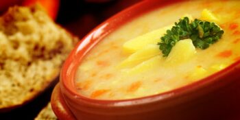 Sopa de batata, alho-poró e cenoura