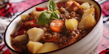 Lentilha com carne de porco e legumes