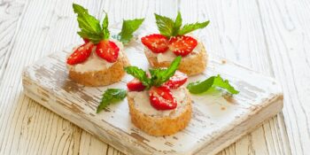 Fatias de cream cheese com morango e gergelim