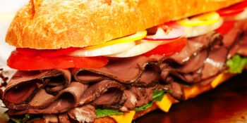 Baguete com rosbife, queijo e tomate