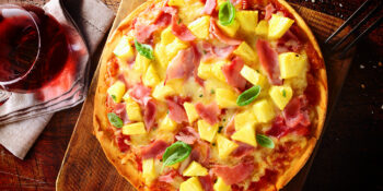 Pizza de abacaxi, manjericão e presunto