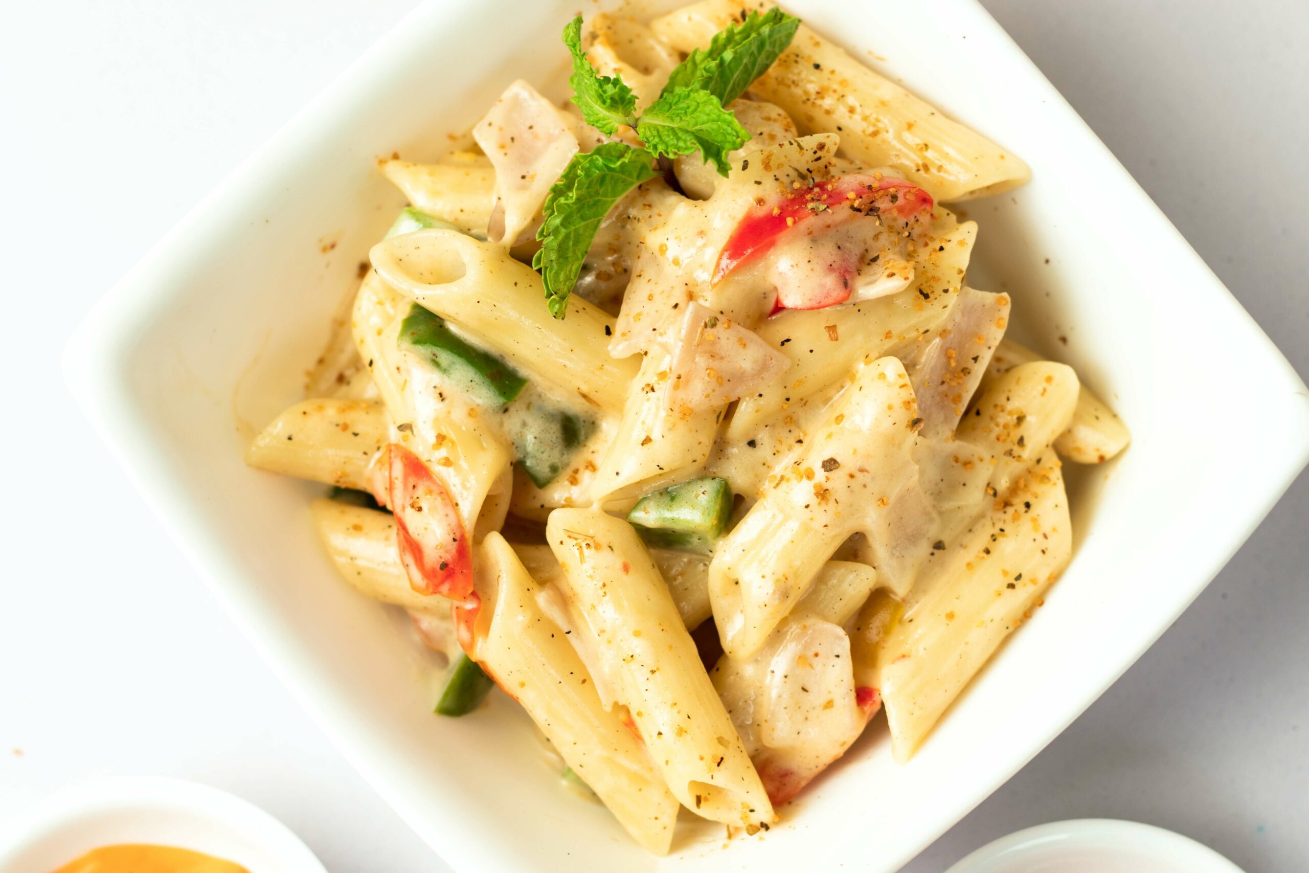 Macarrão cremoso com queijo e tomate