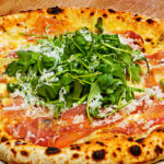 Pizza de presunto e rúcula tudo gostoso