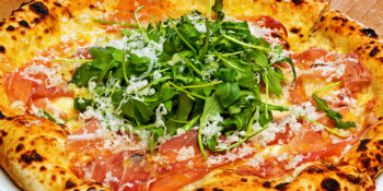Pizza de presunto e rúcula