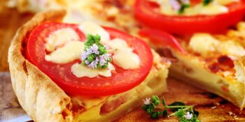 Quiche de bacon e tomate