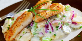 Salada de batata e aipo com filé de peixe