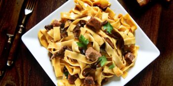 Fettuccine com carne ao molho de cogumelos