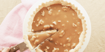 Torta de chocolate, caramelo e nozes