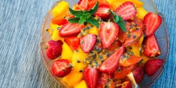 Salada de manga, morango e maracujá