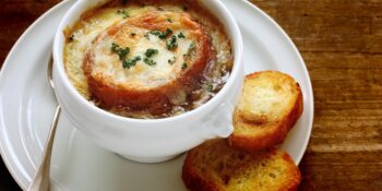 Sopa de cebola gratinada