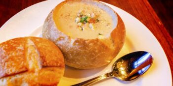 Sopa de queijo com milho