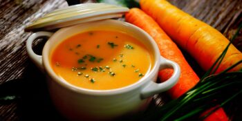Sopa de cenoura e cebolinha verde