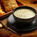 Essa sopa de queijo é a mais cremosa para fazer em casa; veja a receita