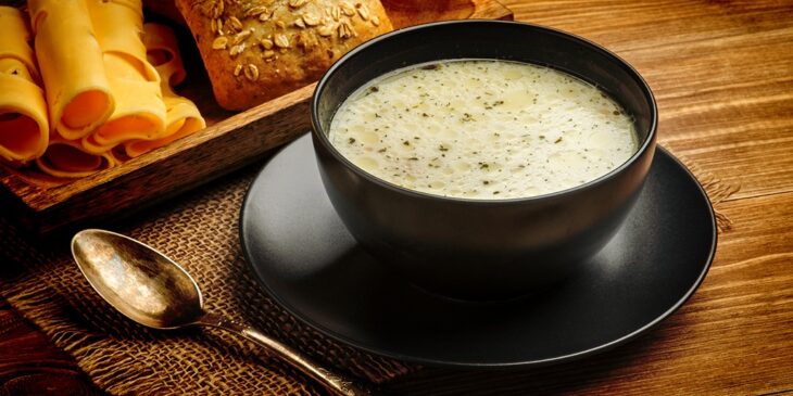 Essa sopa de queijo é a mais cremosa para fazer em casa; veja a receita