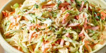 Salada de repolho, abacaxi e cenoura