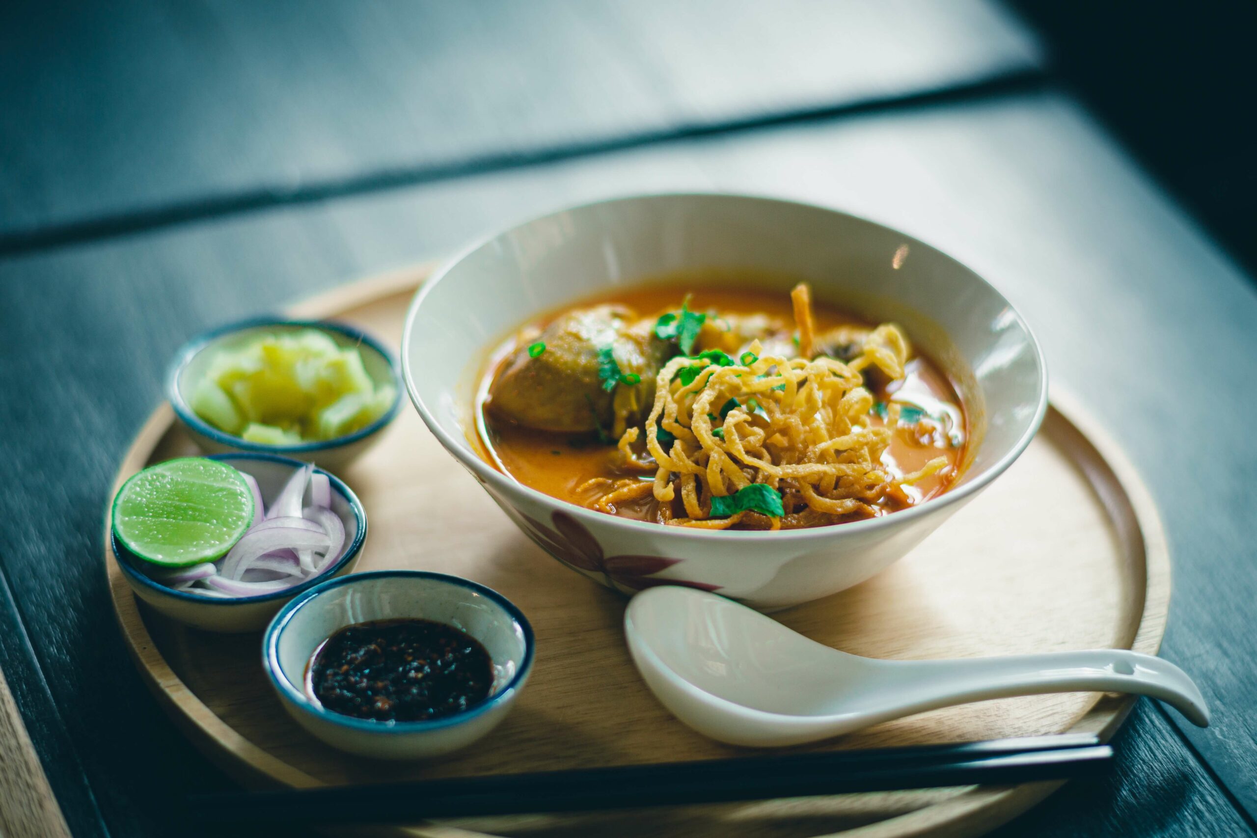 Caldo de frango com macarrão