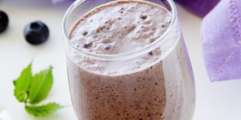 Vitamina de iogurte e mirtilo
