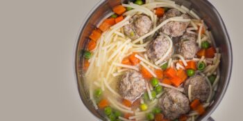 Sopa de almôndegas e macarrão